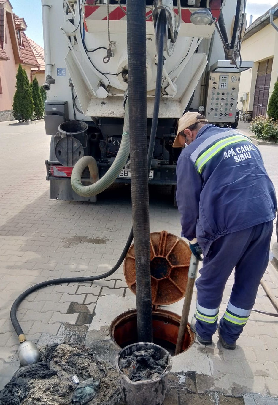 Protejați rețeaua de canalizare și mediul înconjurător prin reciclarea uleiului alimentar uzat!